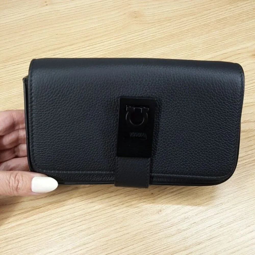 SALVATORE FERRAGAMO Mens Crossbody Wearable Wallet Black Leather Gancini $1150